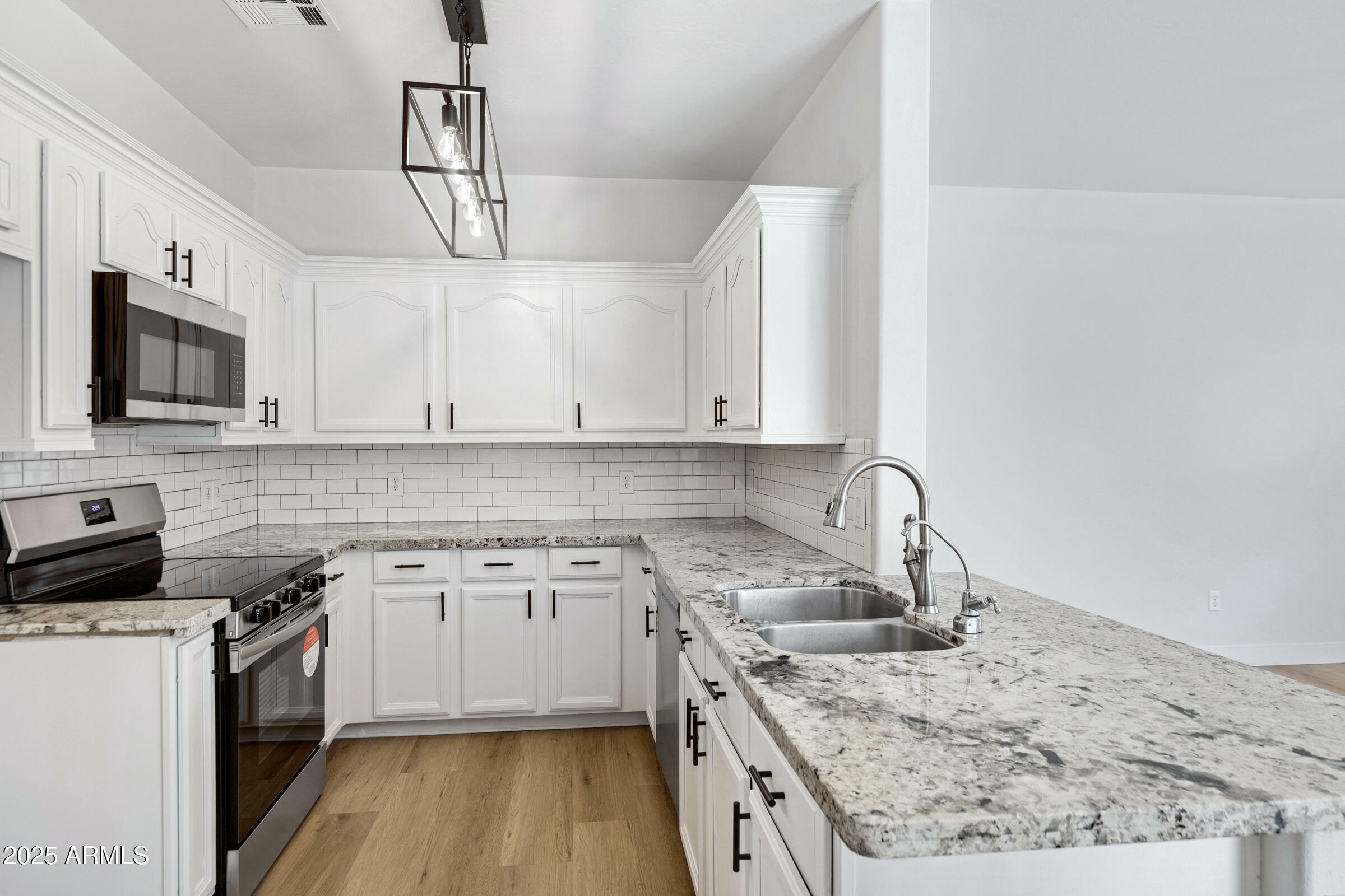 Property Photo: 1563 S Longspur Lane AZ 85296