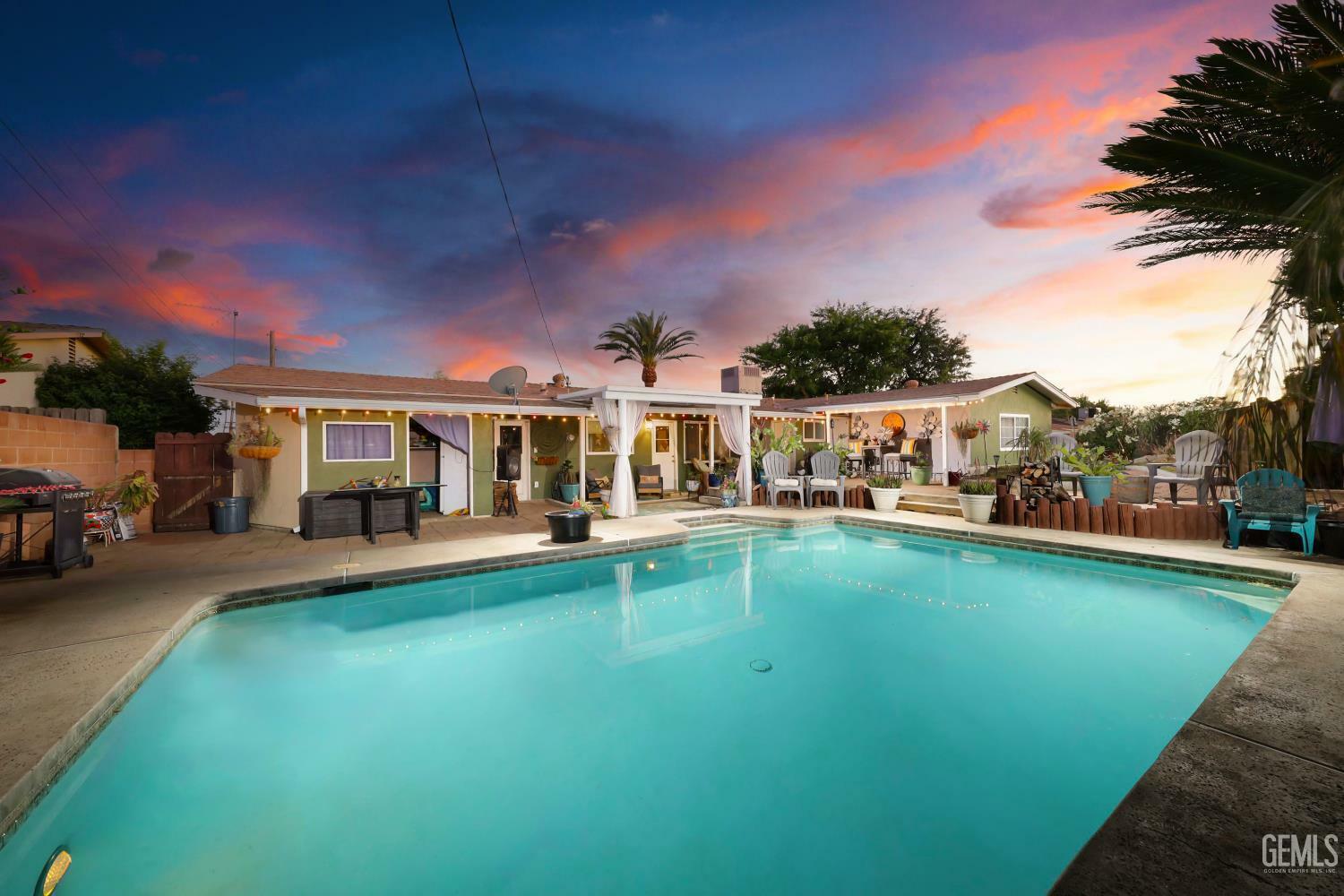 Property Photo:  2818 San Pablo Avenue  CA 93306 