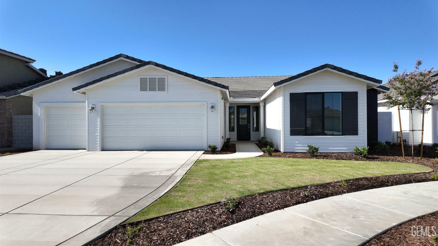 Property Photo: 12818 Kinnick Ct CA 93311