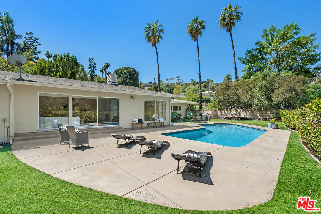 Property Photo: 4450 Coronet Dr CA 91316