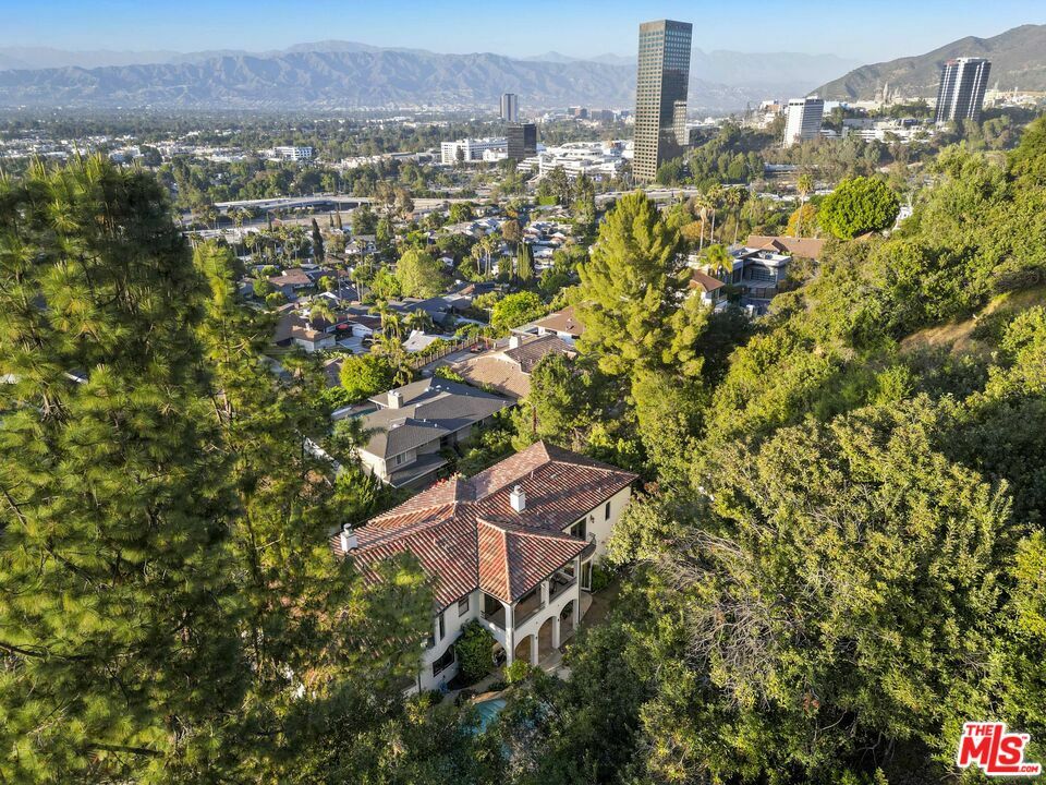Property Photo: 10940 Terryview Dr CA 91604