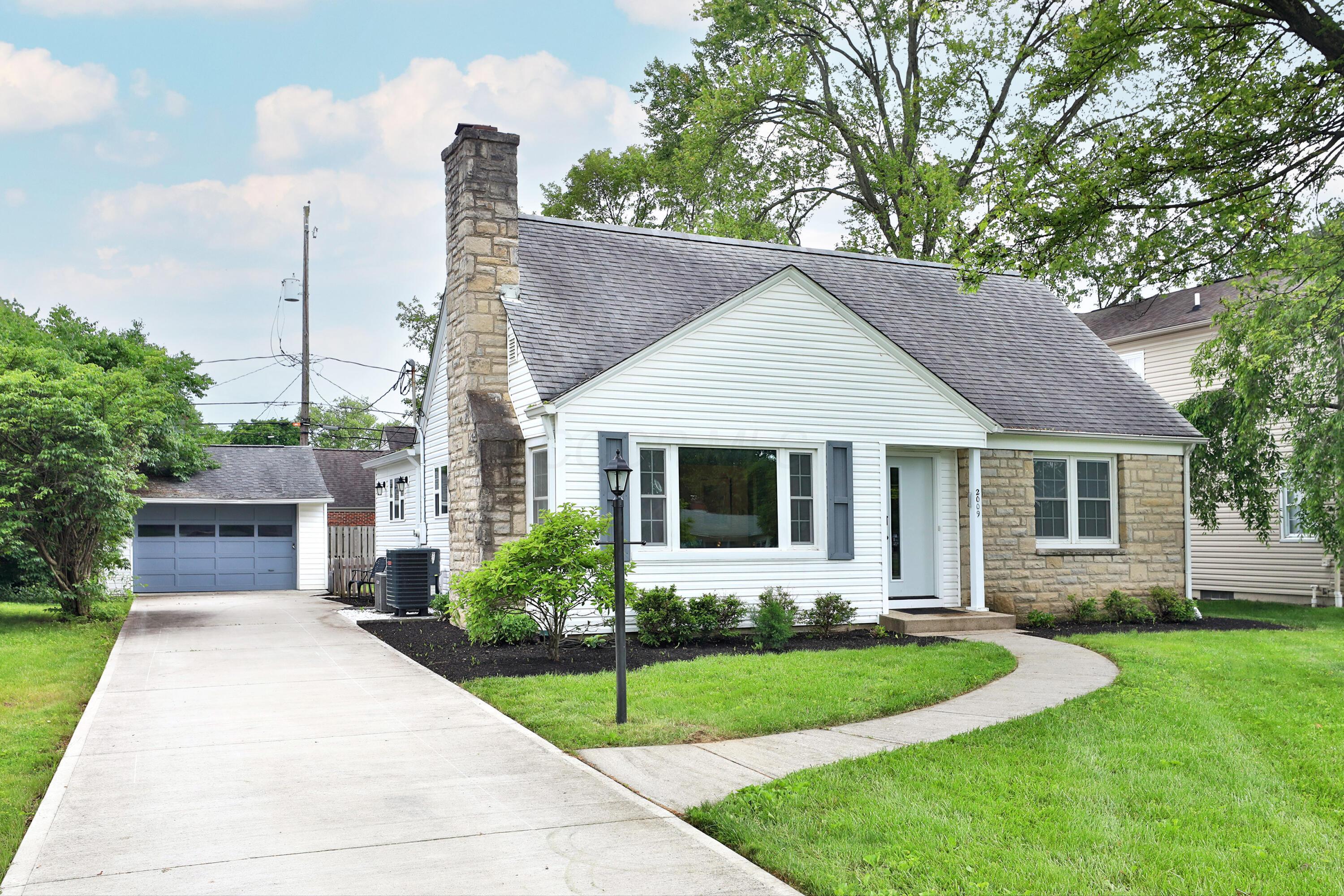 Property Photo: 2009 Zollinger Road OH 43221