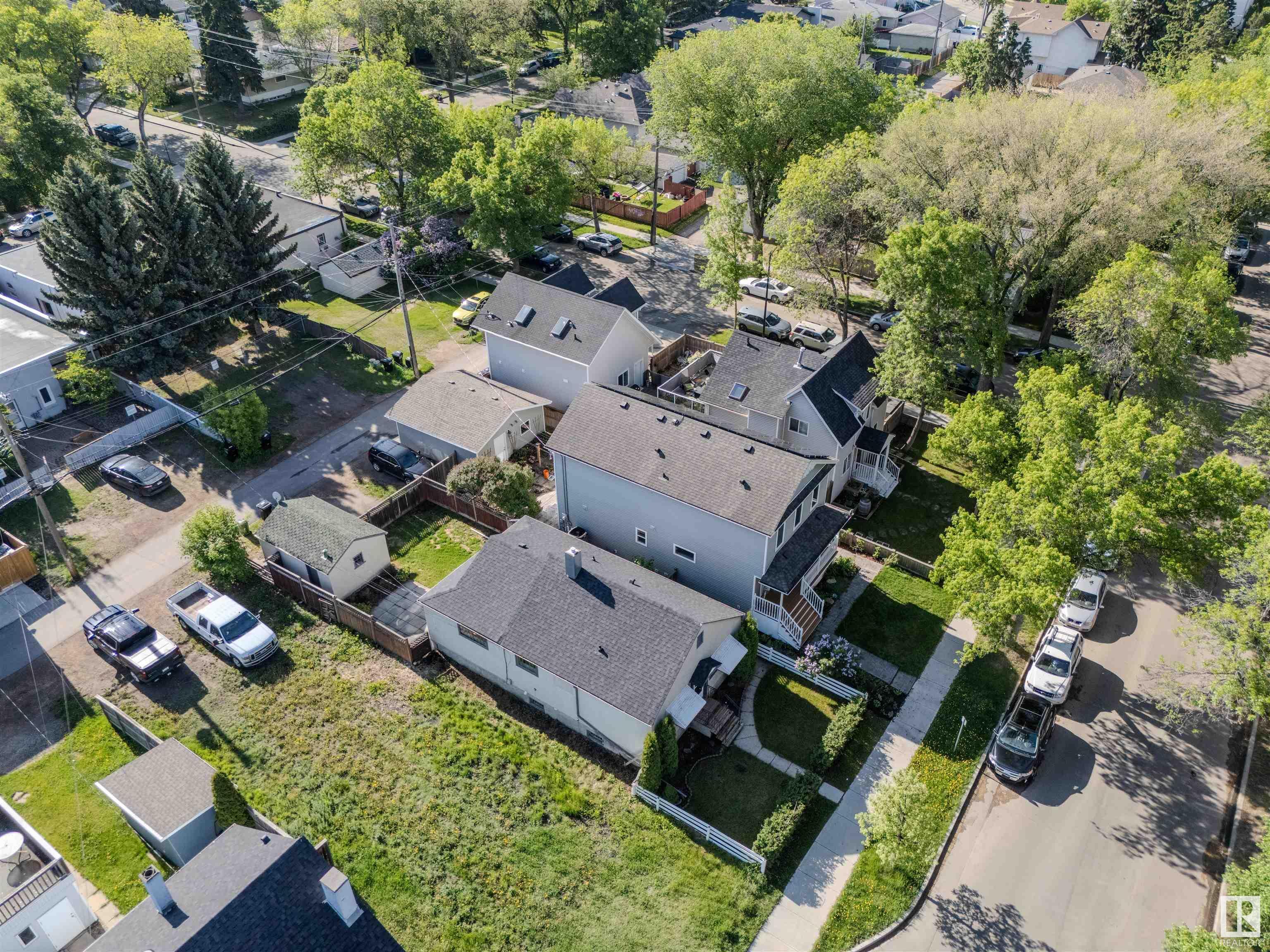 Property Photo:  9411 92 Street NW  AB T6C 3S1 