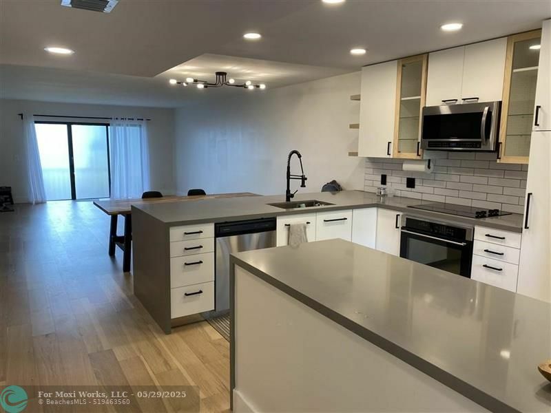 Property Photo: 304 Racquet Club Rd 204 FL 33326