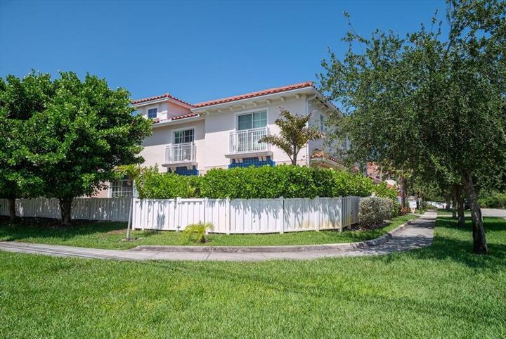 Property Photo:  2325 SE 5th St  FL 33062 