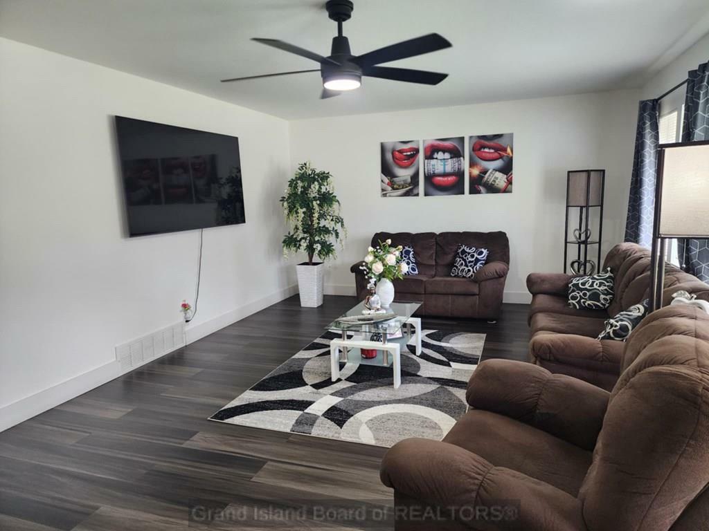 Property Photo: 616 N Oak St NE 68801