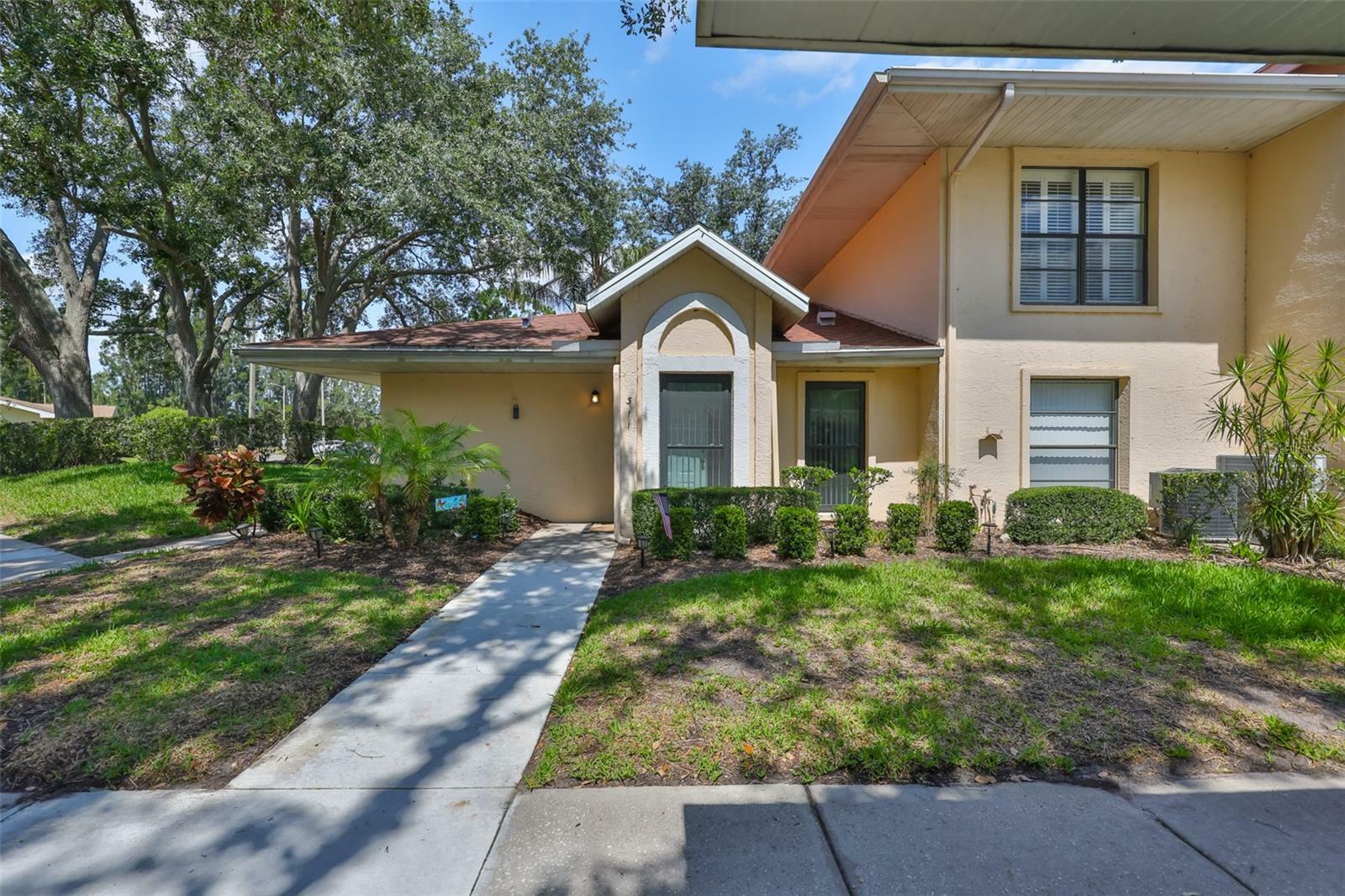Property Photo: 311 Knottwood Court FL 33573