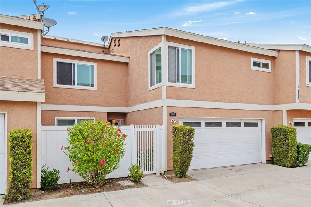 Property Photo:  25165 Charlinda Drive 2  CA 92691 