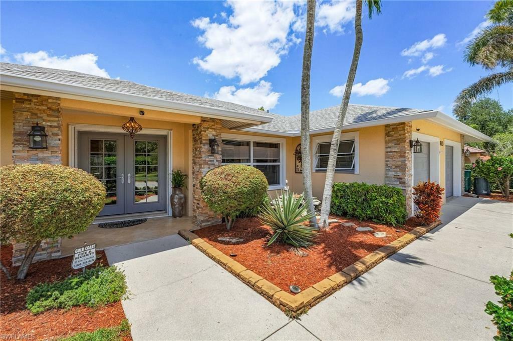 Property Photo: 813 Saint Andrews Blvd FL 34113