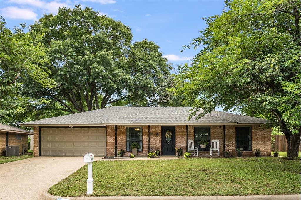 Property Photo: 400 Rolling Hills Drive TX 76065