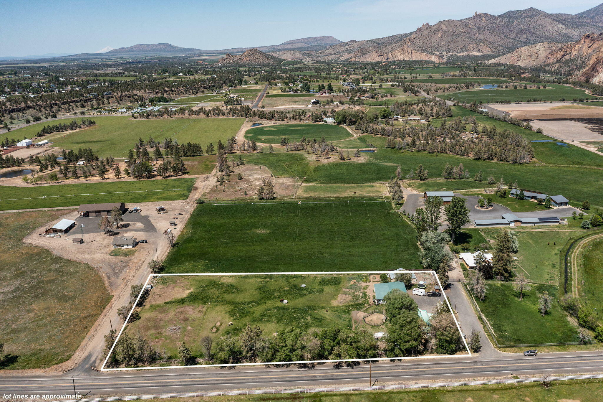 Property Photo: 637 NE Smith Rock Way OR 97760