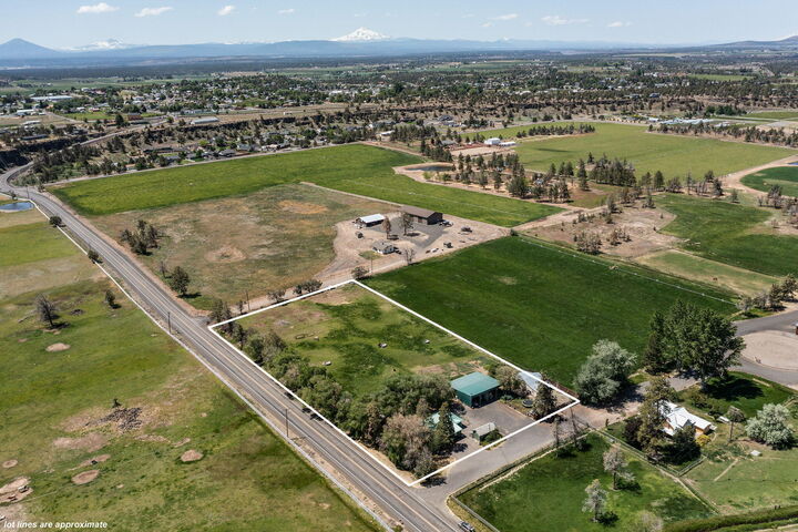 Property Photo:  637 NE Smith Rock Way  OR 97760 