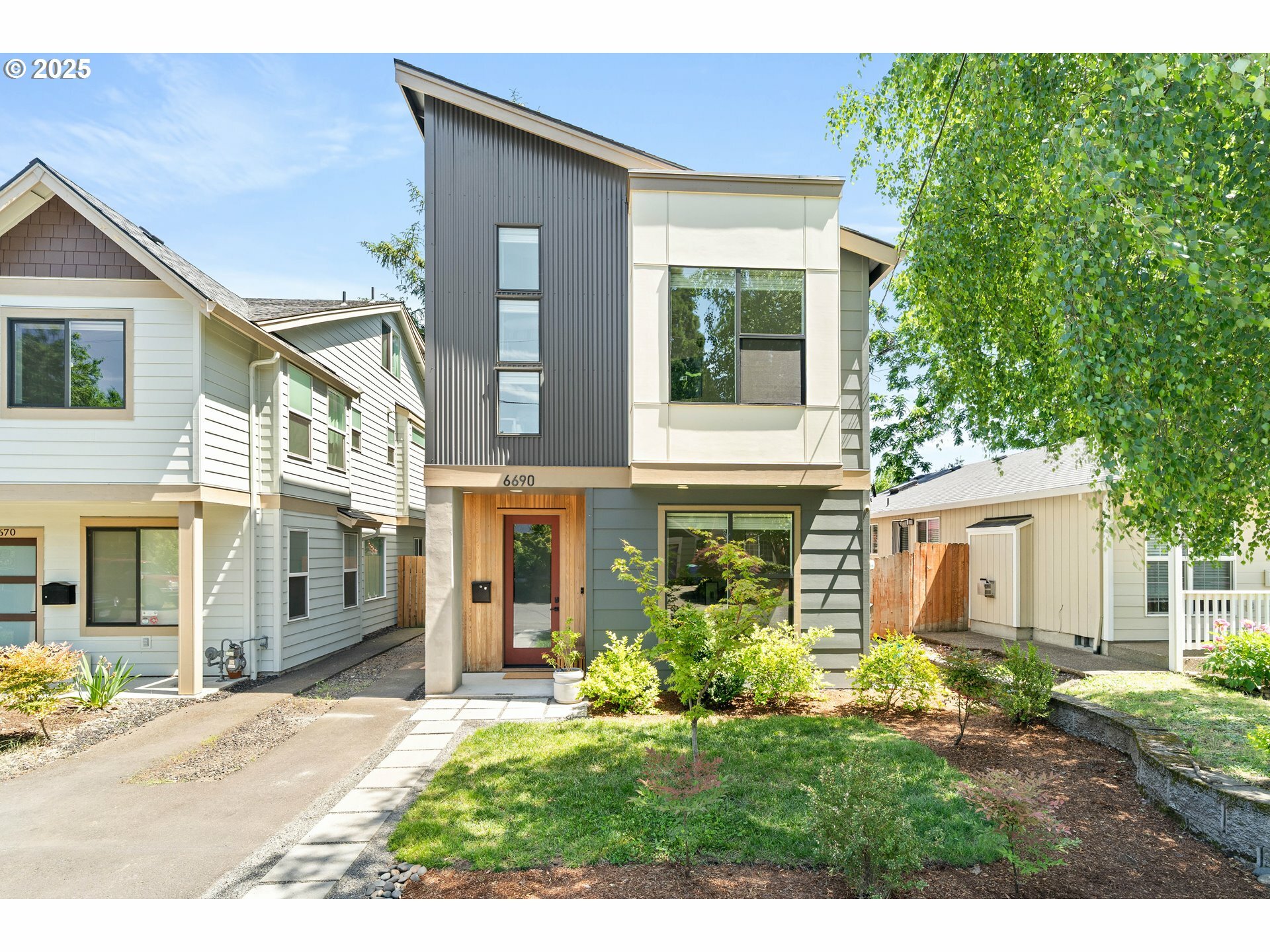 Property Photo: 6690 SE 67th Ave OR 97206