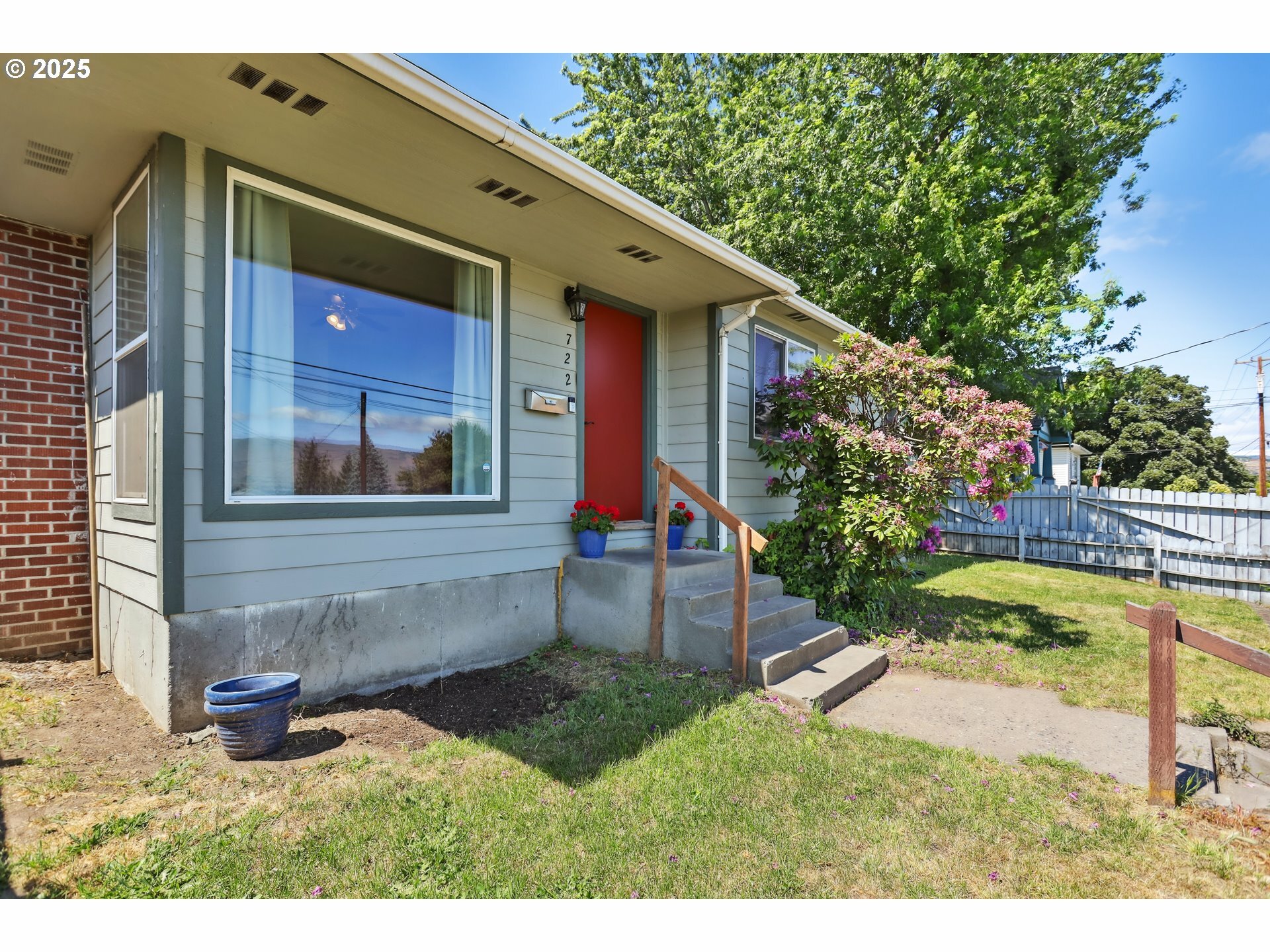 Property Photo: 722 E 14th St OR 97058
