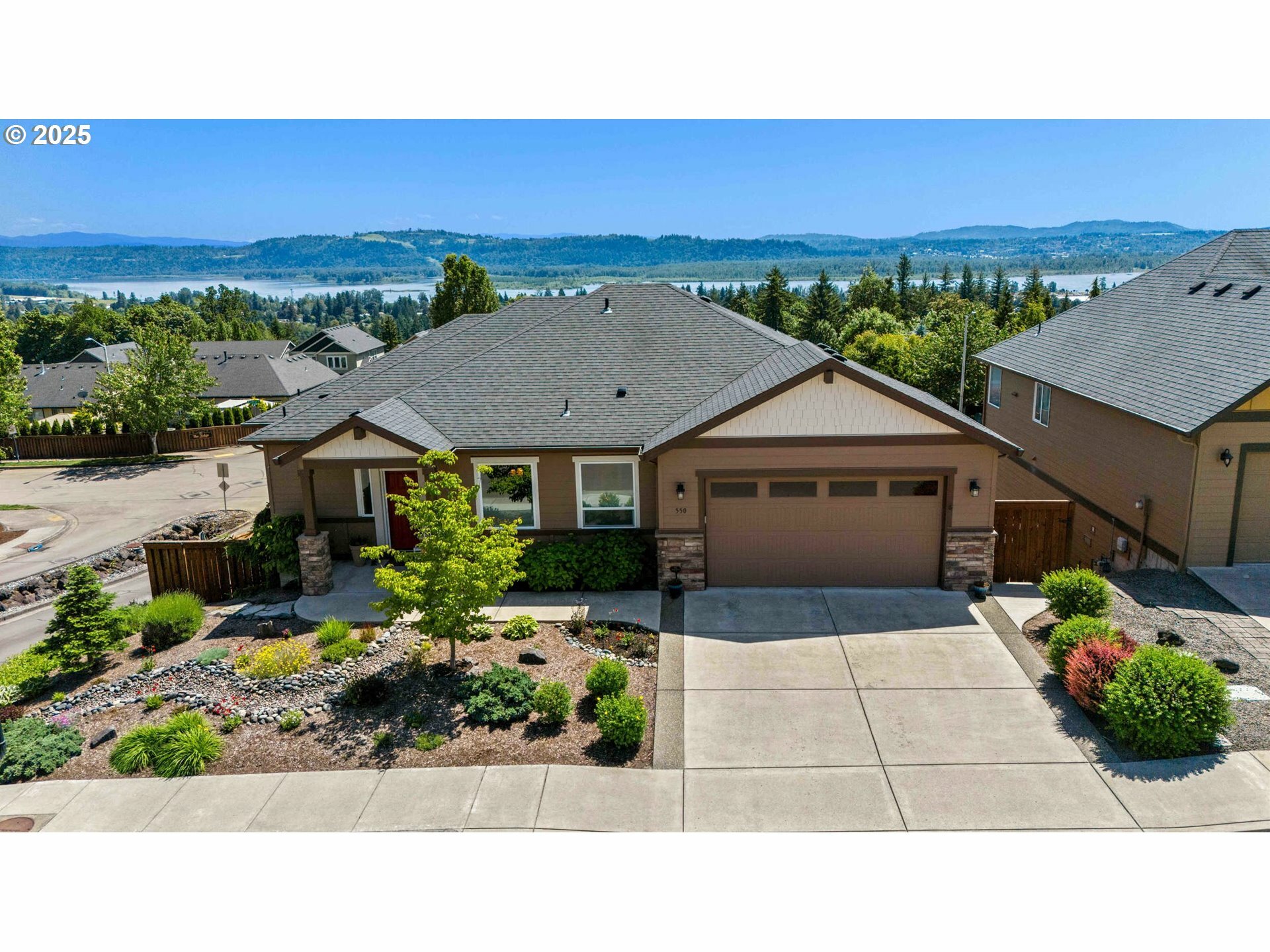 Property Photo:  550 N Stonegate Dr  WA 98671 