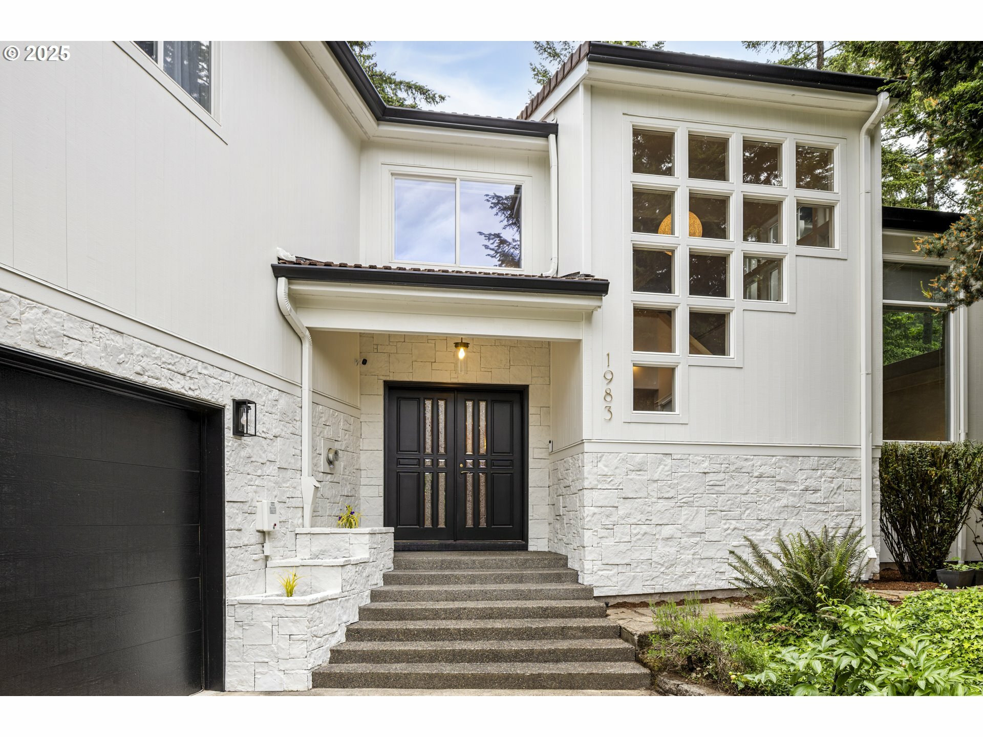 Property Photo: 1983 Ridgewood Rd OR 97034