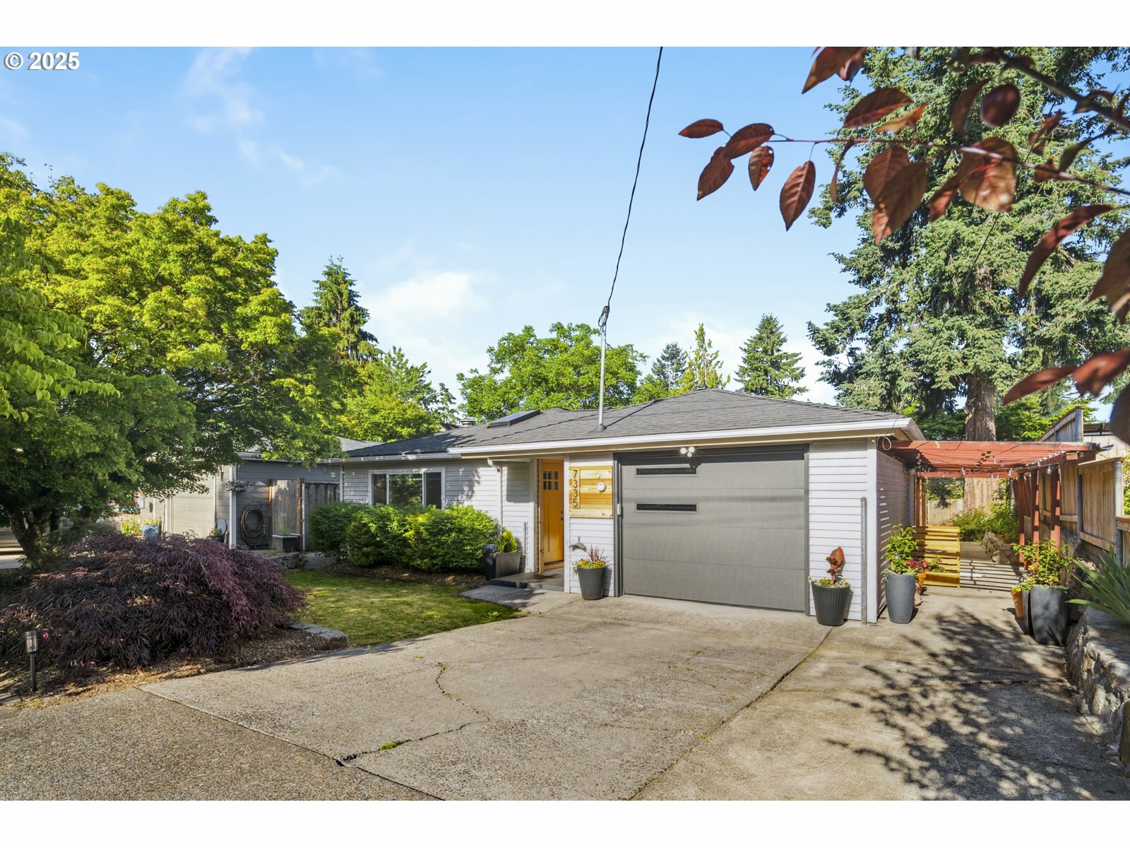 Property Photo: 7335 SE 48th Ave OR 97206