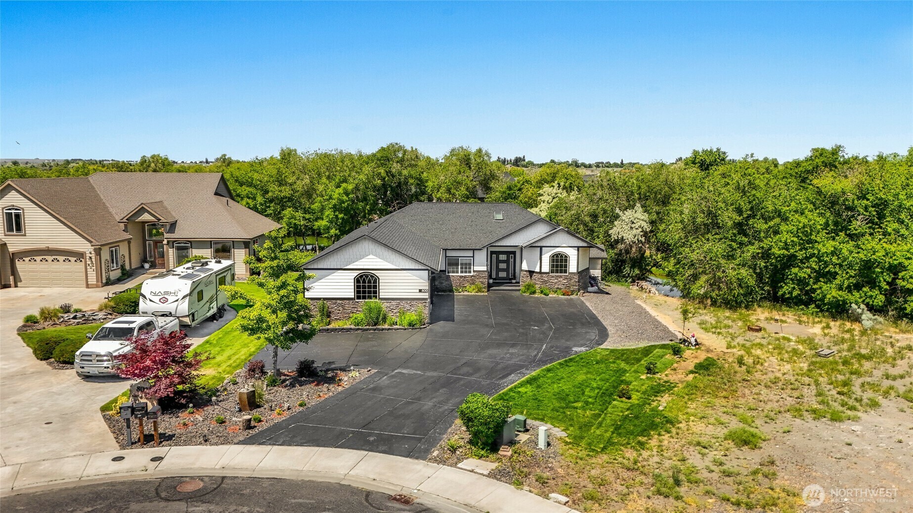 Property Photo: 800 S Camas Pl WA 98837