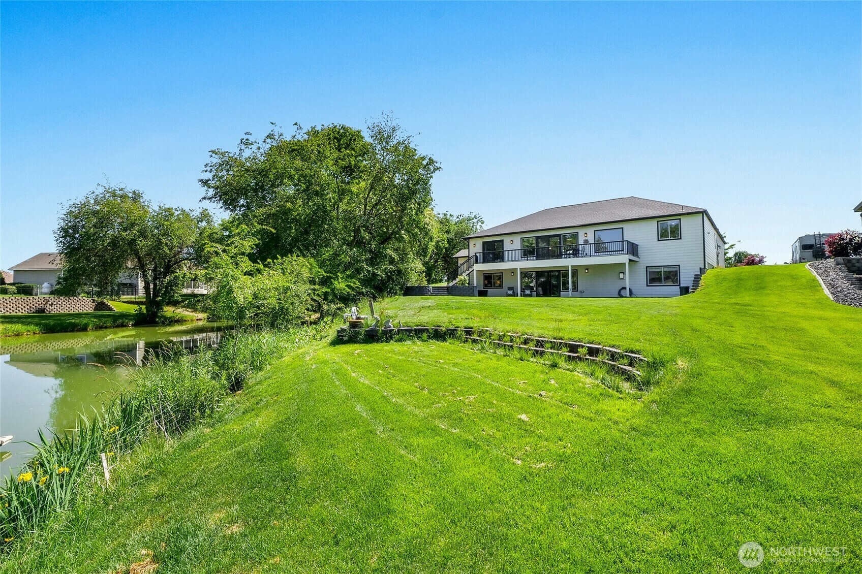 Property Photo: 800 S Camas Pl WA 98837