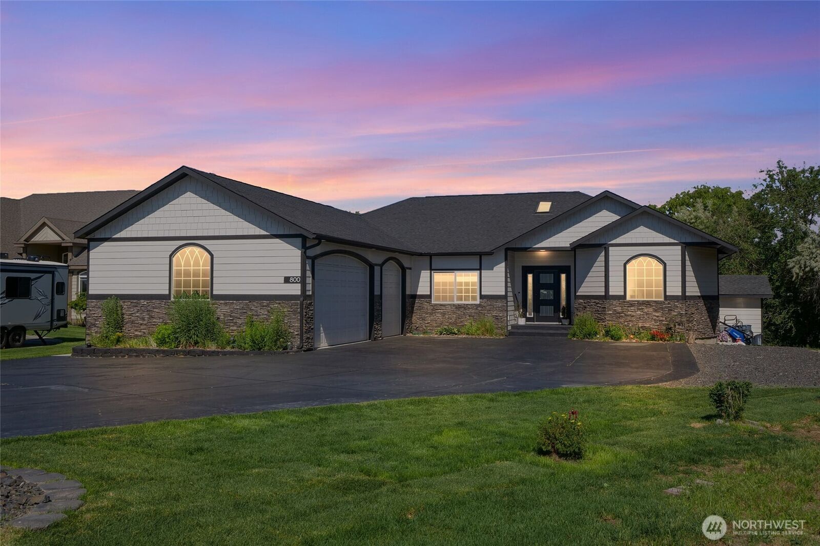 Property Photo:  800 S Camas Pl  WA 98837 