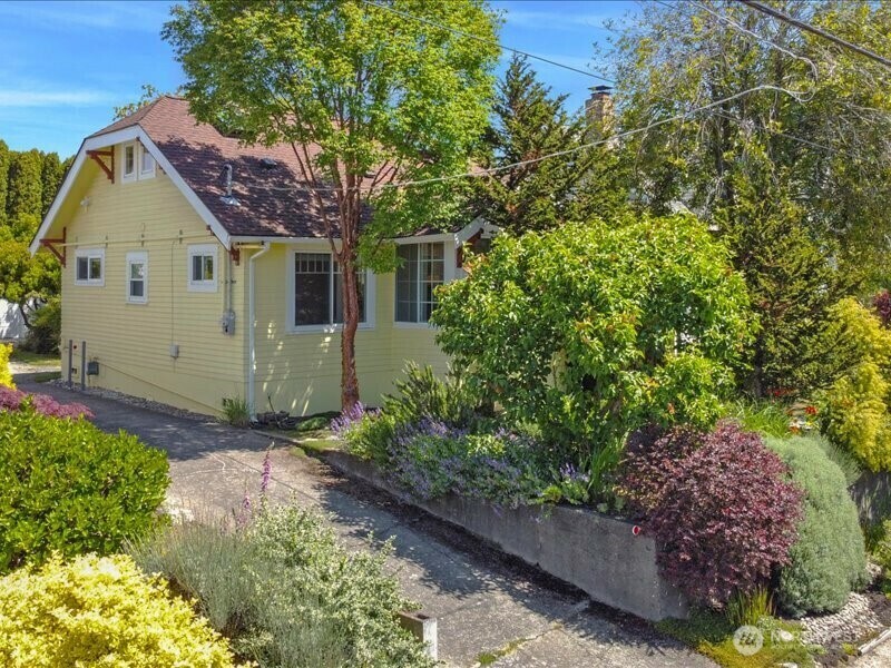 Property Photo:  1220 SW Orchard Street  WA 98106 