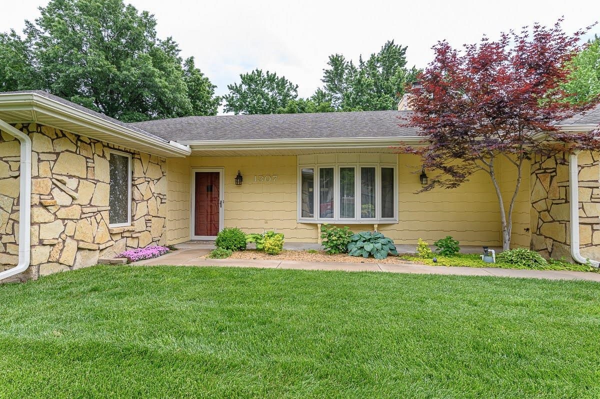 Property Photo: 1307 E Cresthill Rd KS 67037
