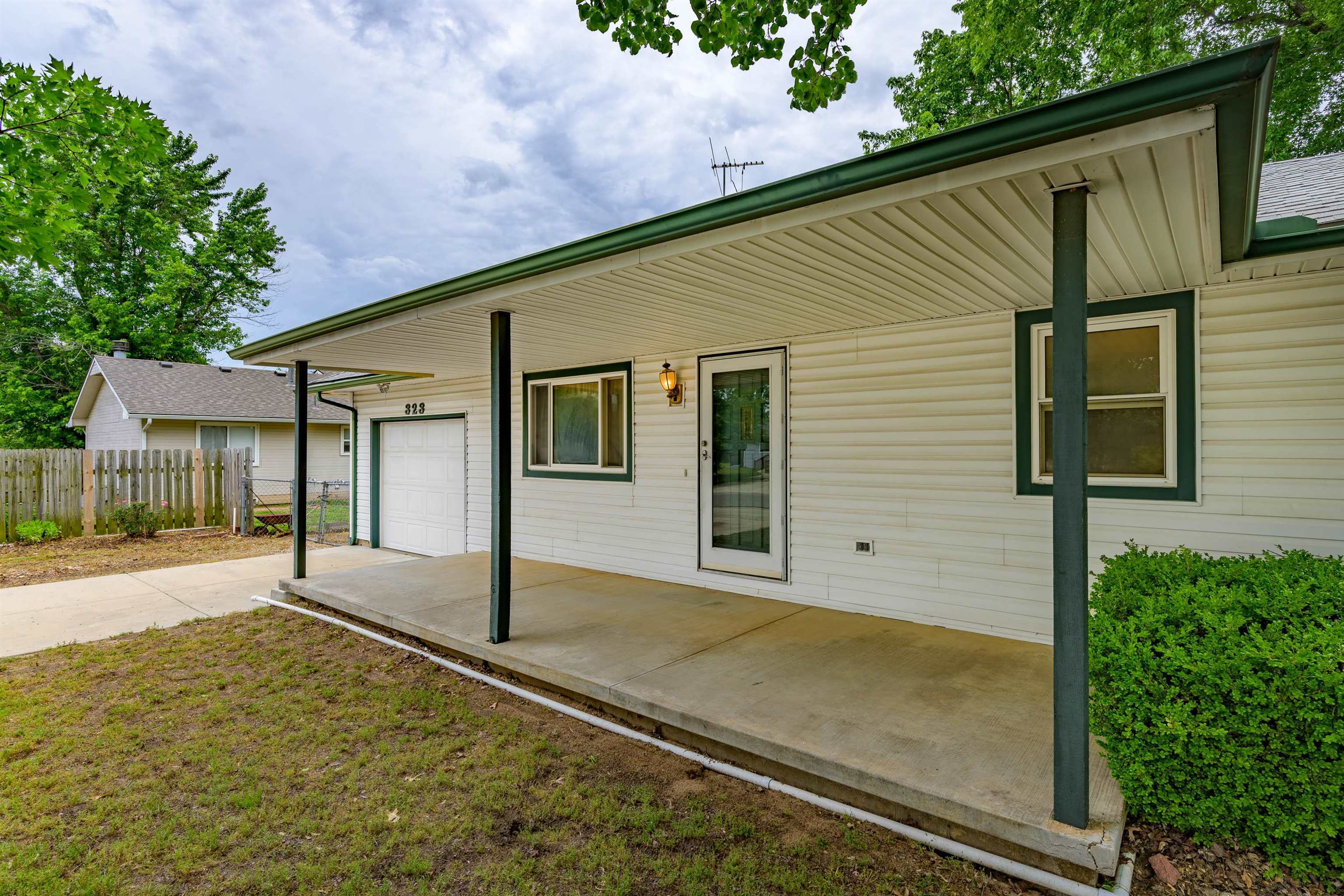 Property Photo: 323 S Sunnyside Rd KS 67060