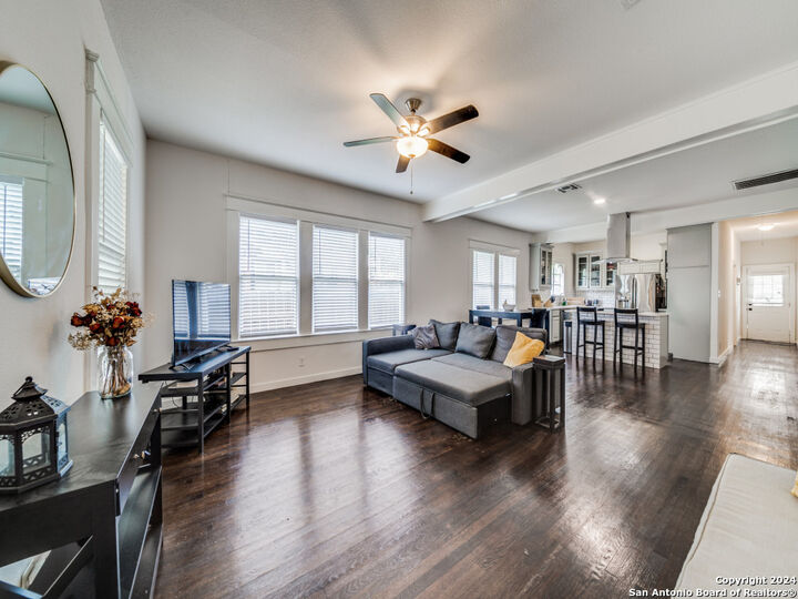 901 W Woodlawn Ave  San Antonio TX 78201 photo