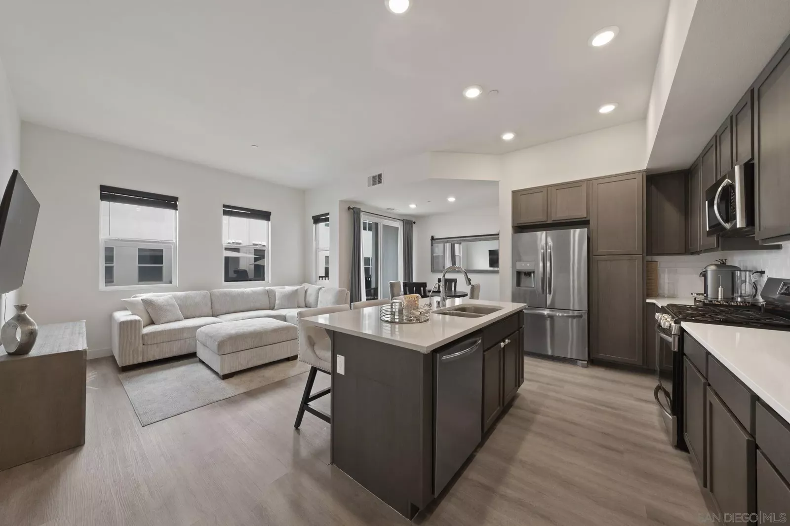 Property Photo:  2040 Mindoro Ln 6  CA 91915 