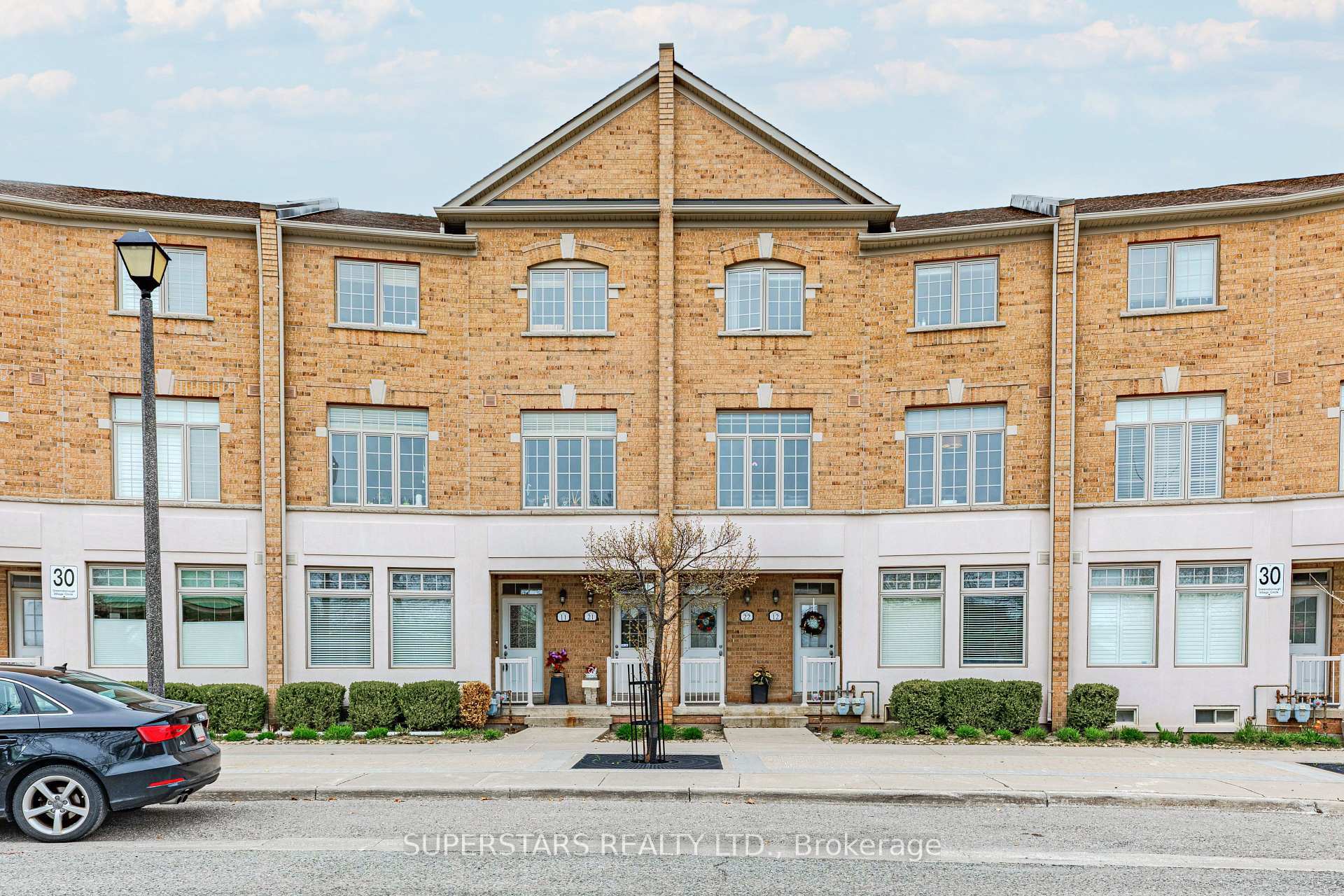 Property Photo: 30 Greensborough Village Circle 22 ON L6E 1Z1