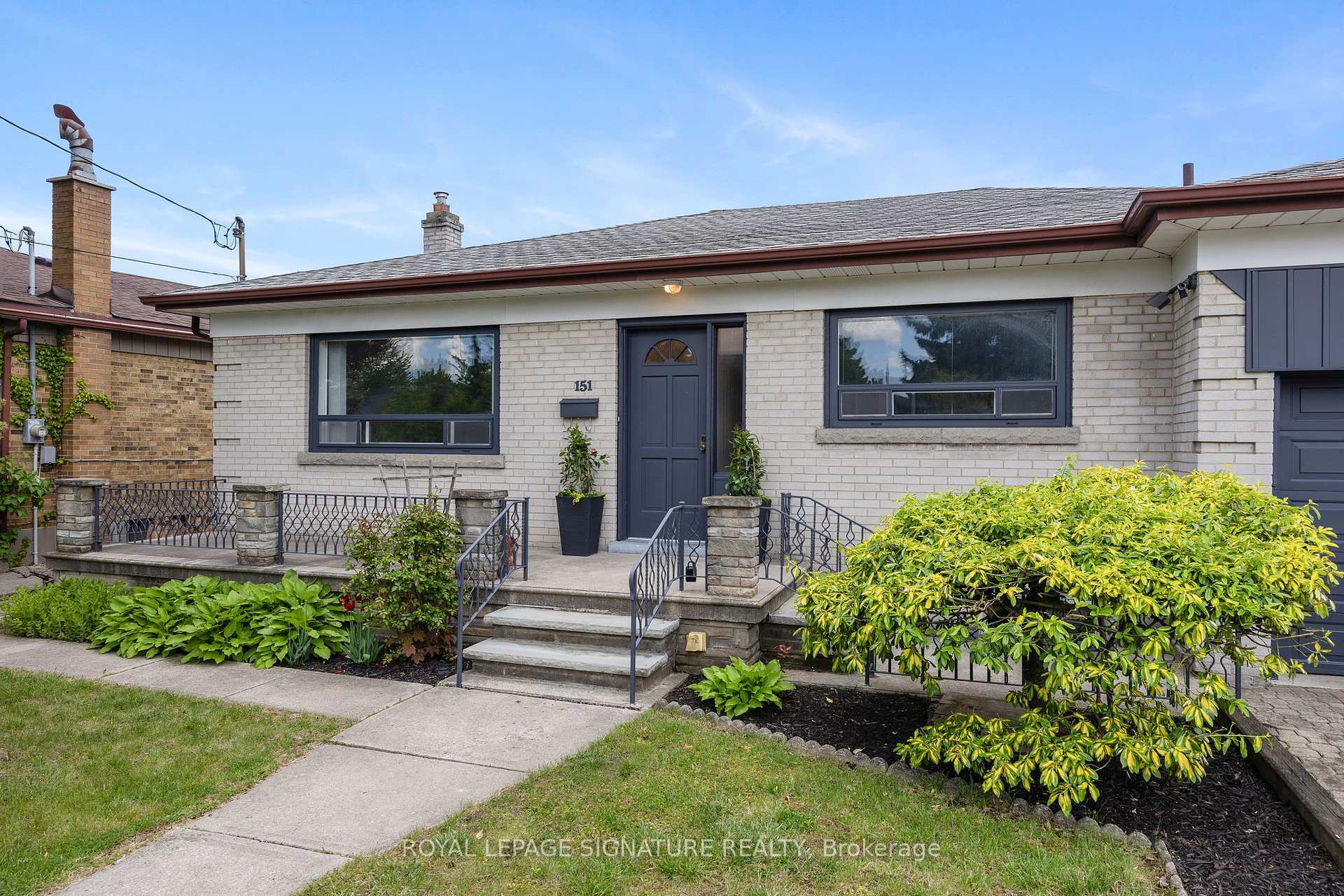 Photo de la propriété: 151 Ranee Avenue ON M6A 1N3