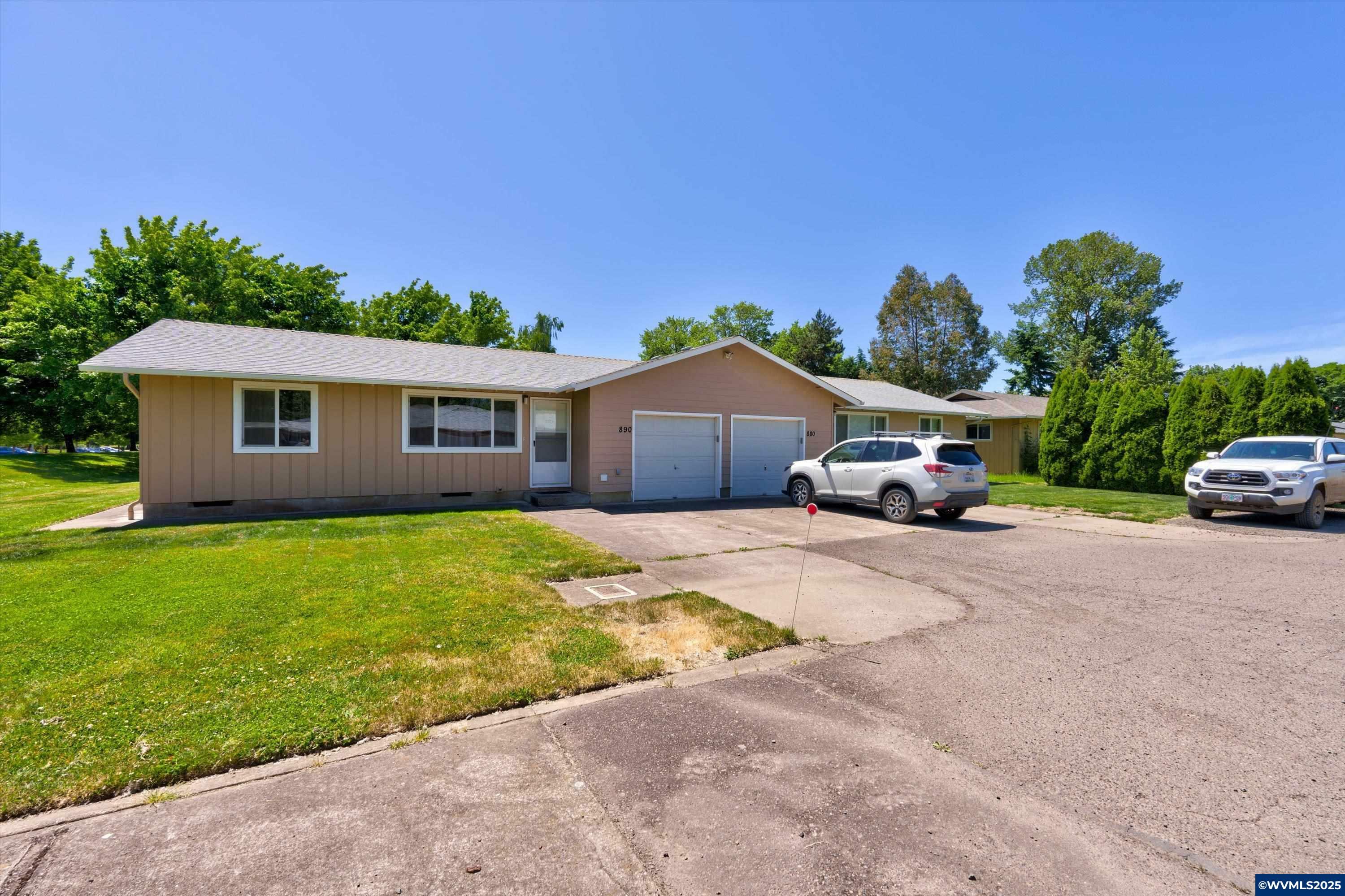 Property Photo: 880 NE Woodcrest (-890) Av OR 97330