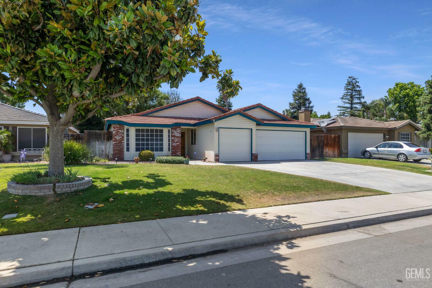 Property Photo: 711 Crown Pointe Drive CA 93312