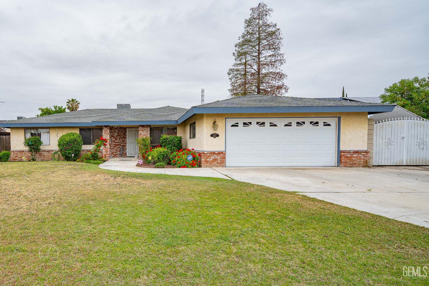 Property Photo: 3201 Heisey Street CA 93306