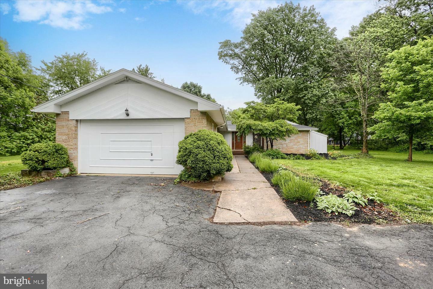 Property Photo: 725 Edgewood Lane PA 17055