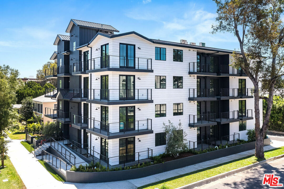 Property Photo:  10352 Riverside Dr  CA 91602 
