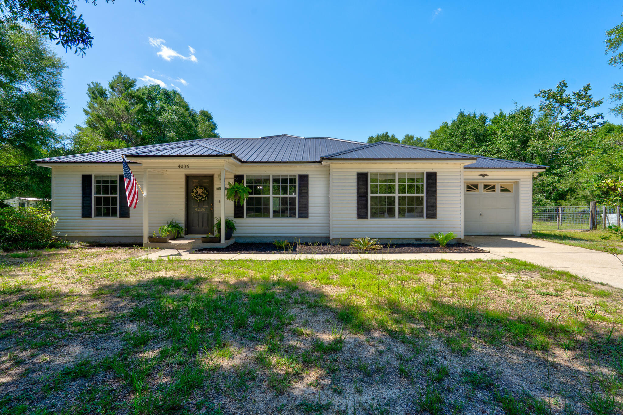 Property Photo: 4236 Edge Perry Road FL 32539