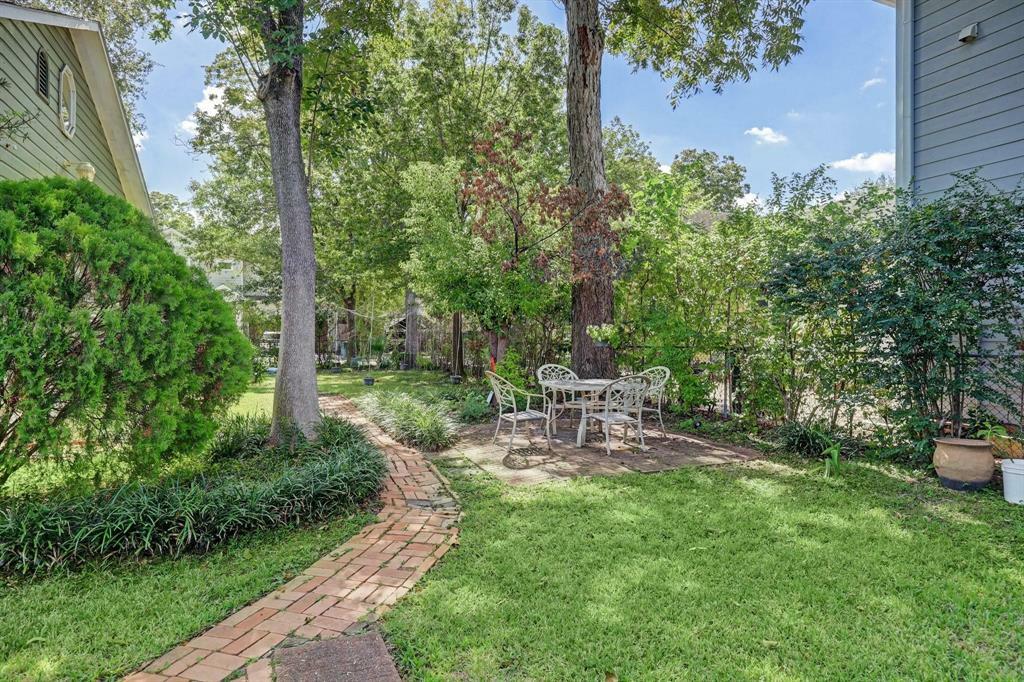 Property Photo: 117 E 25th Street TX 77008