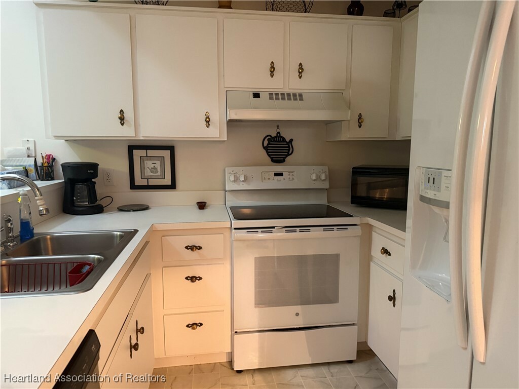 Property Photo: 124 Fairway Drive FL 33852