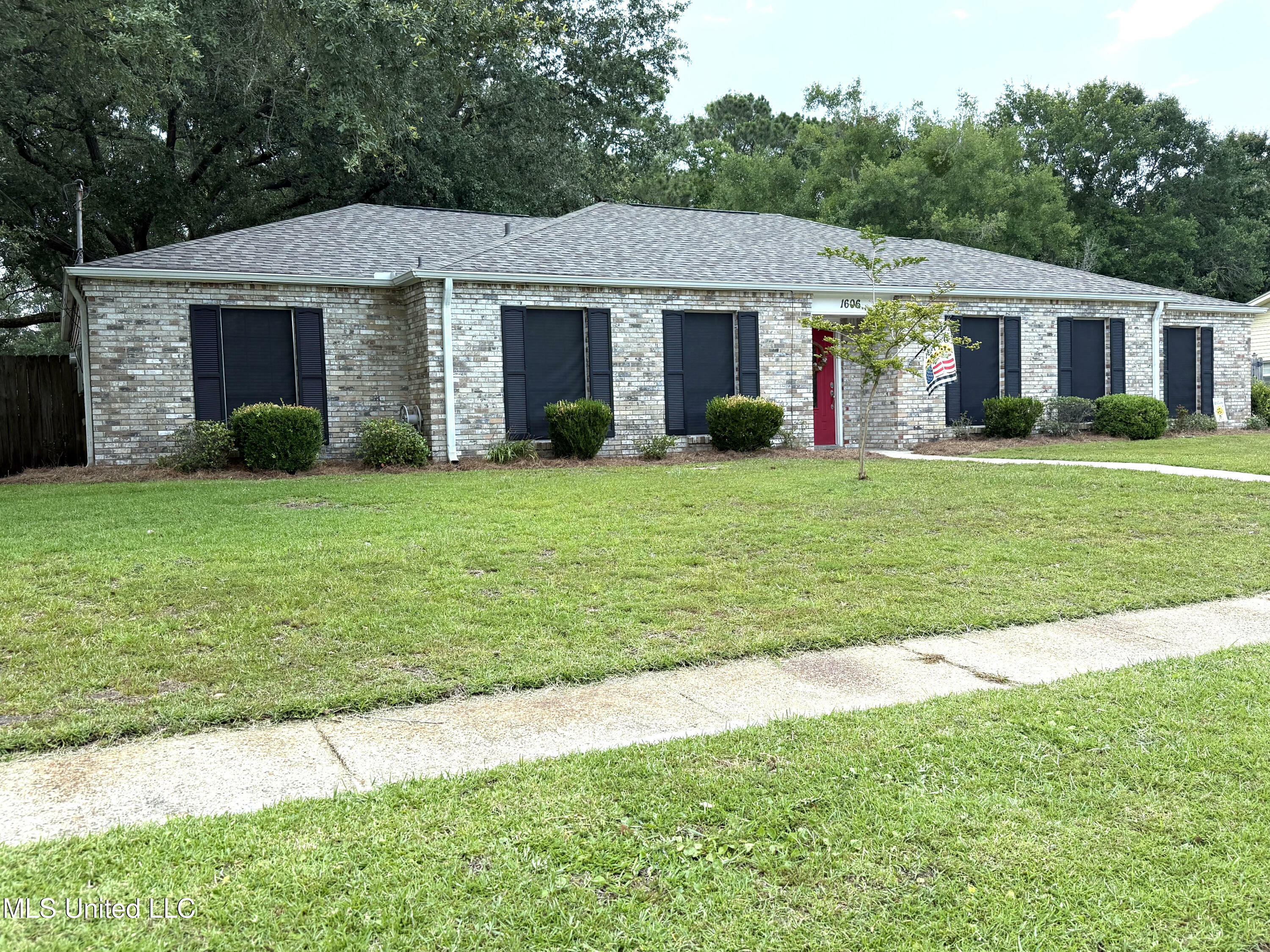 Property Photo:  1606 Woodhaven Street  MS 39581 