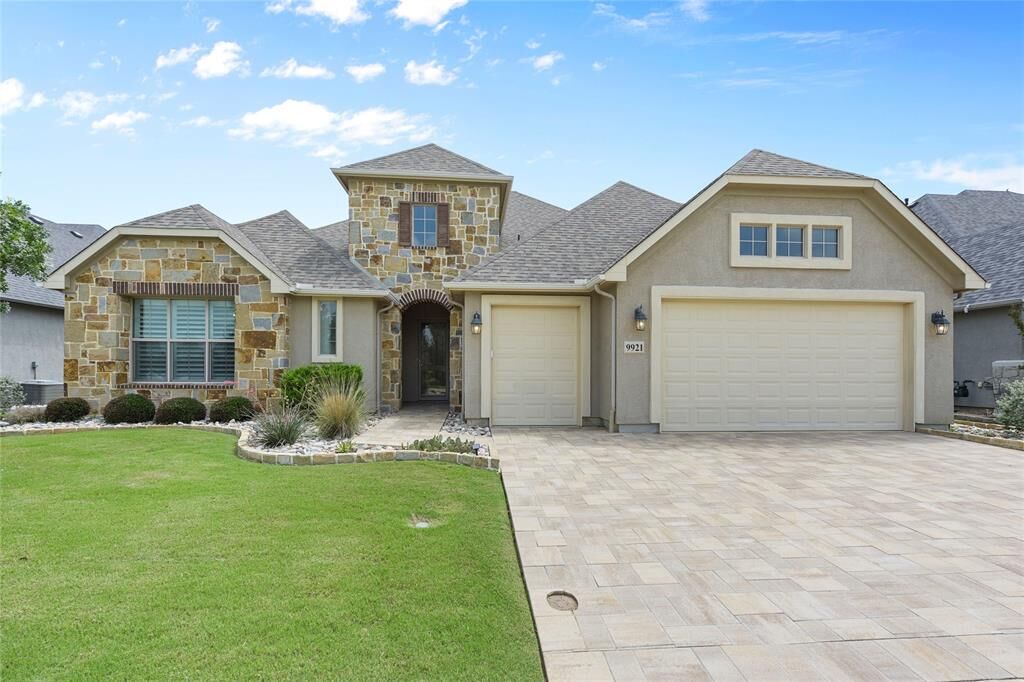 Property Photo: 9921 Flint Way TX 76207
