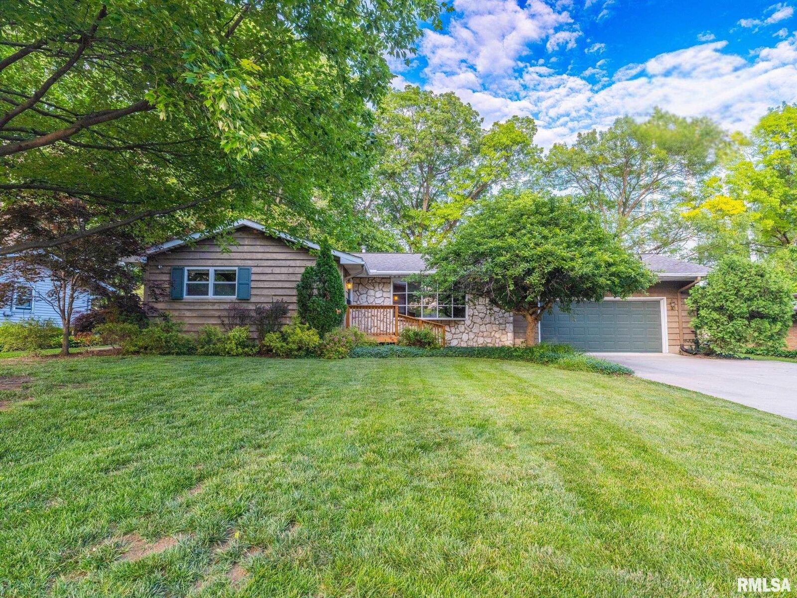 Property Photo: 10 Oak Hill Court IL 61554