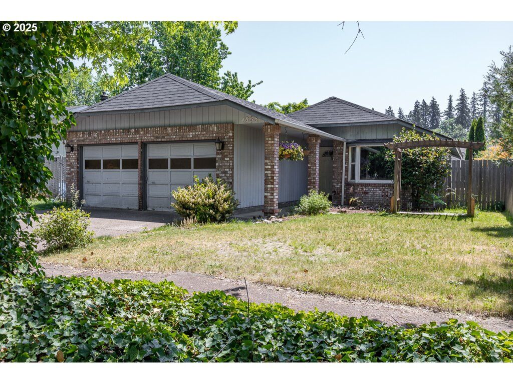 Property Photo:  4855 Camellia St  OR 97478 