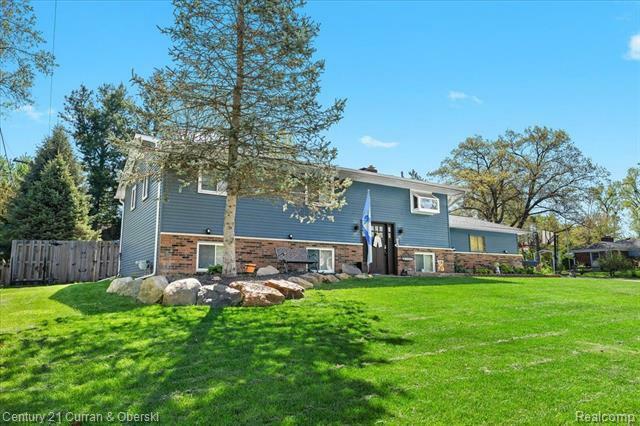 Property Photo:  2566 Marchar Drive  MI 48390 
