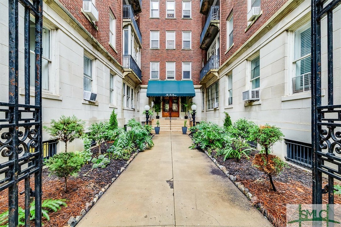 Property Photo: 24 E Liberty Street 83 &Amp 73 GA 31401