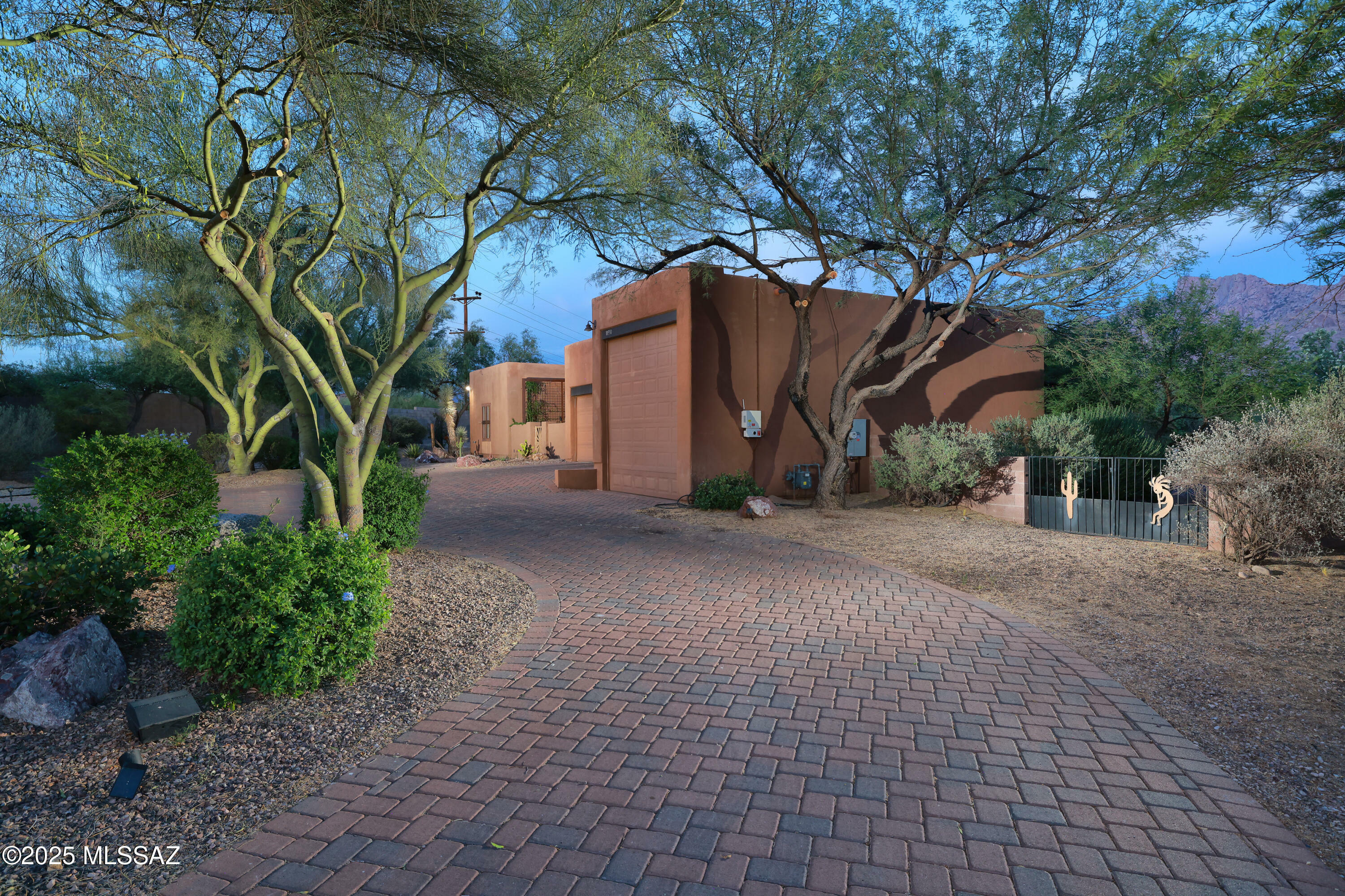 Property Photo: 10550 N Lambert Place AZ 85737