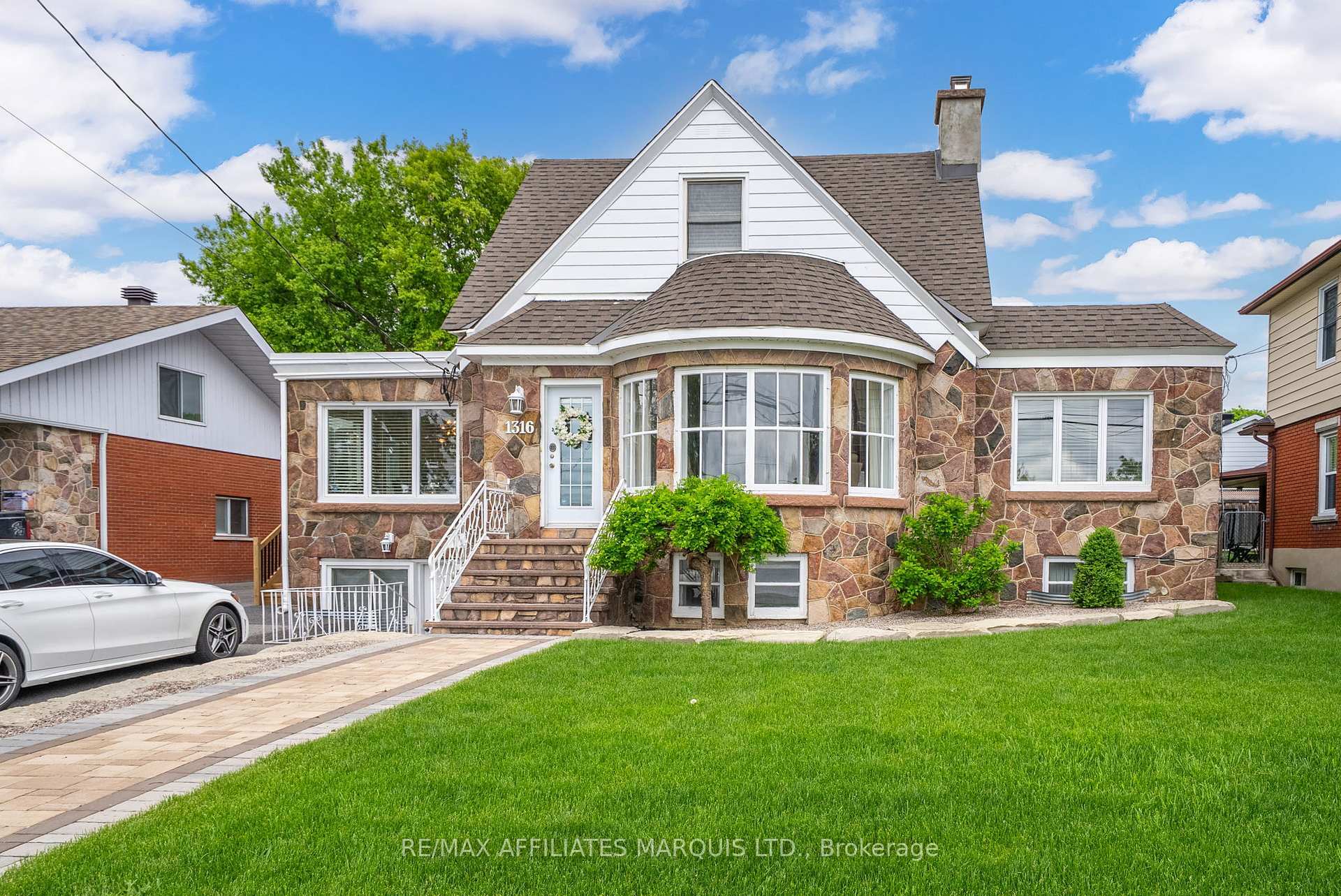 Property Photo: 1316 Montreal Road ON K6H 1E6