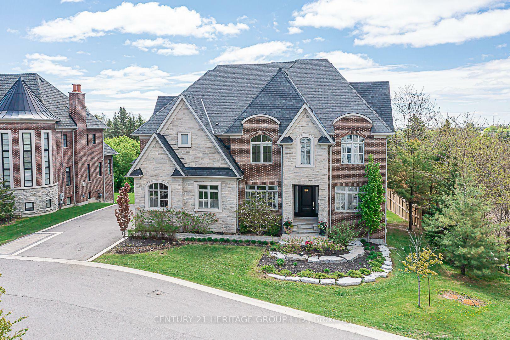 Property Photo: 15 Davina Circle ON L4G 0M2