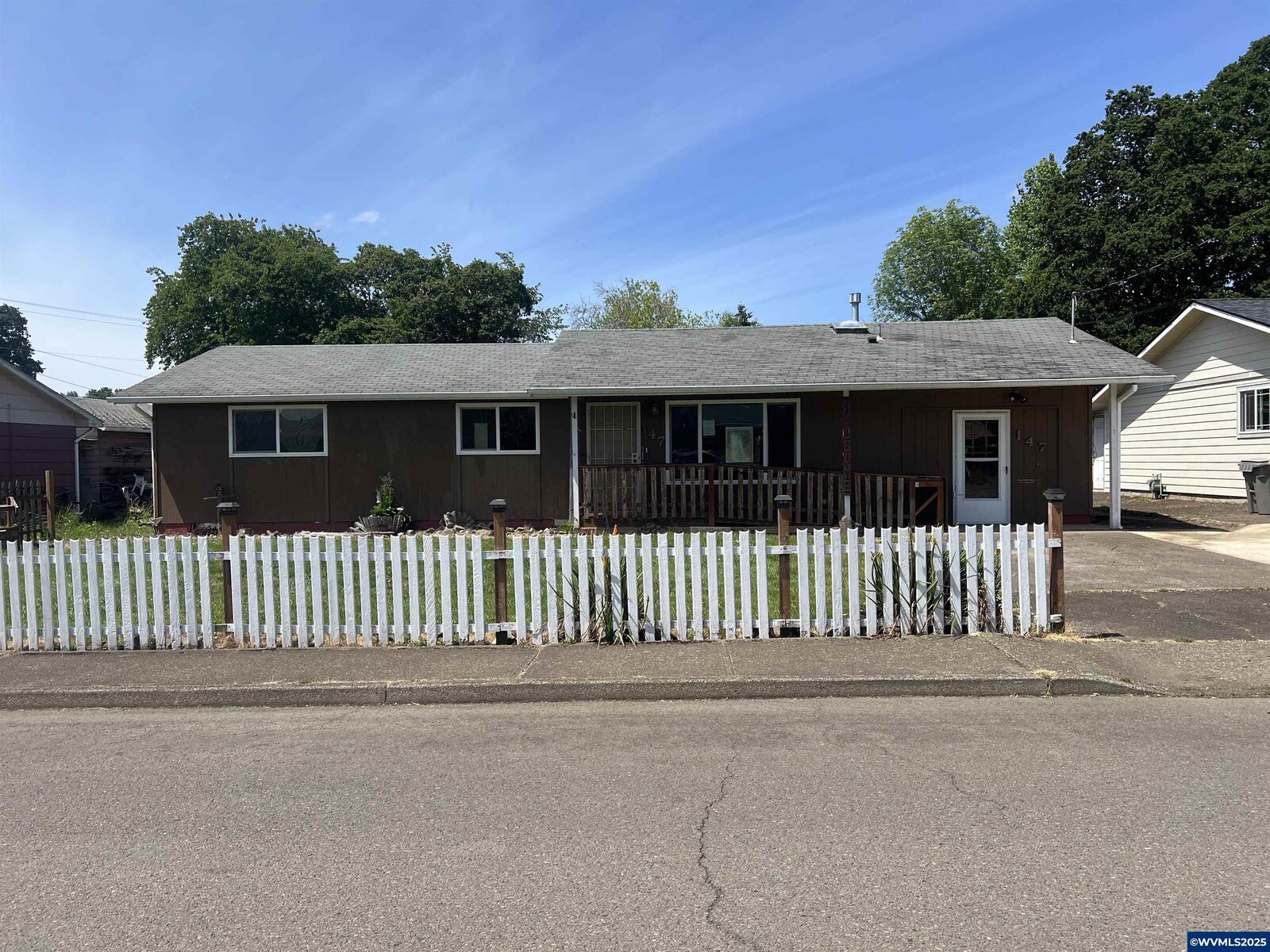 Property Photo:  147 NW Douglas St  OR 97338 