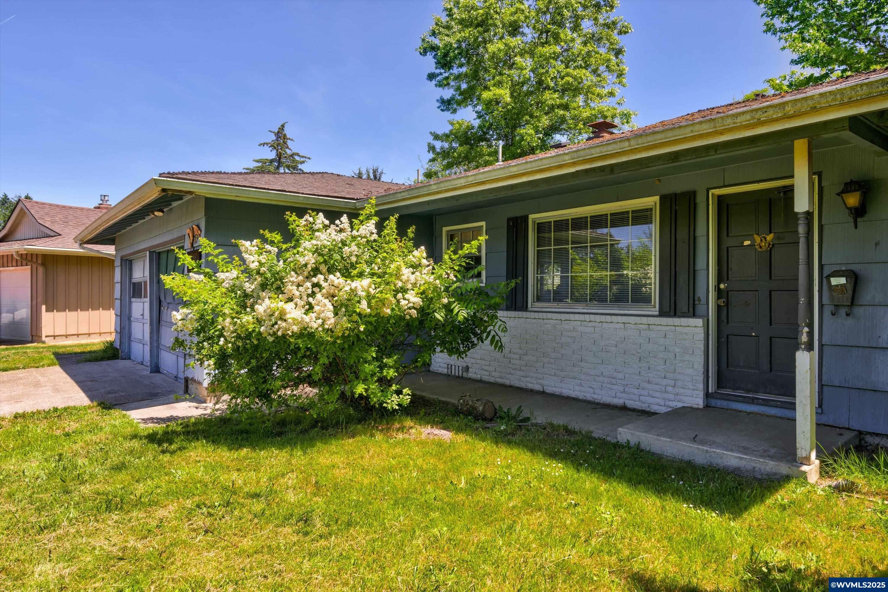 Property Photo: 1870 NW Larch Av OR 97330